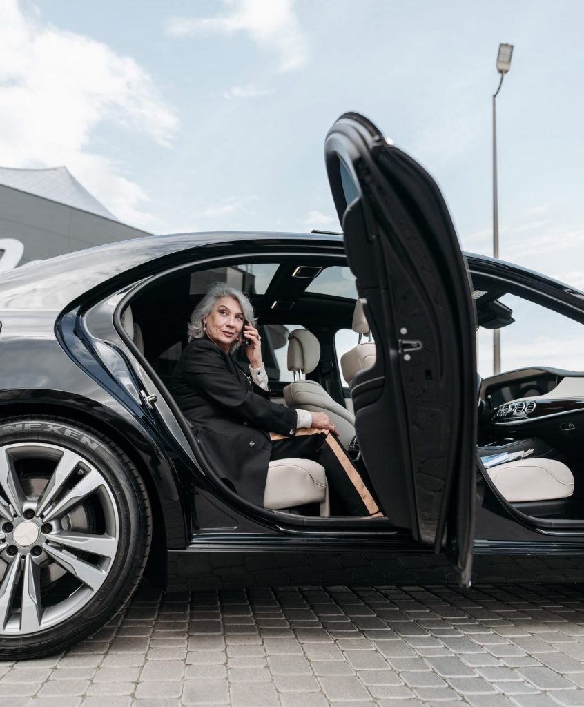 Hourly-Limo-Service-Toronto-min-scaled-e1634563457744-846x1024